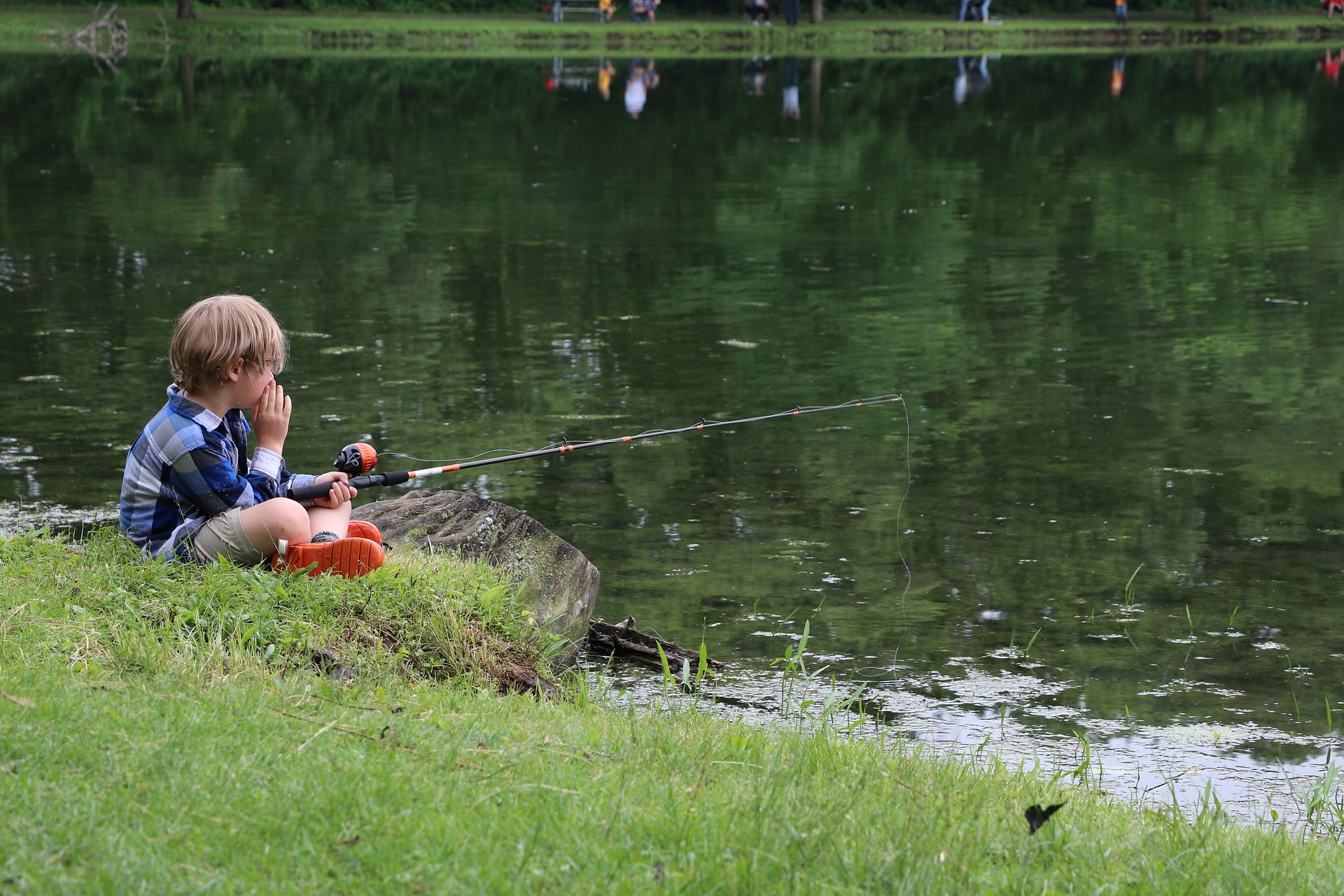 A child enjoying some Branson fishing.